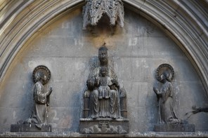 성모자와 성 유스토와 성 파스토르_photo by Richard Mortel_above the Portal of the Church of Sts Justus and Pastor in Barcelona_Spain.jpg